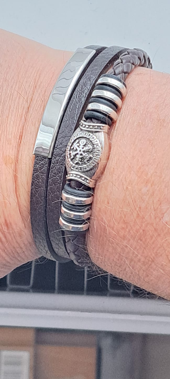 Customer photo review of Vegvisir Triple Wristband - Brown