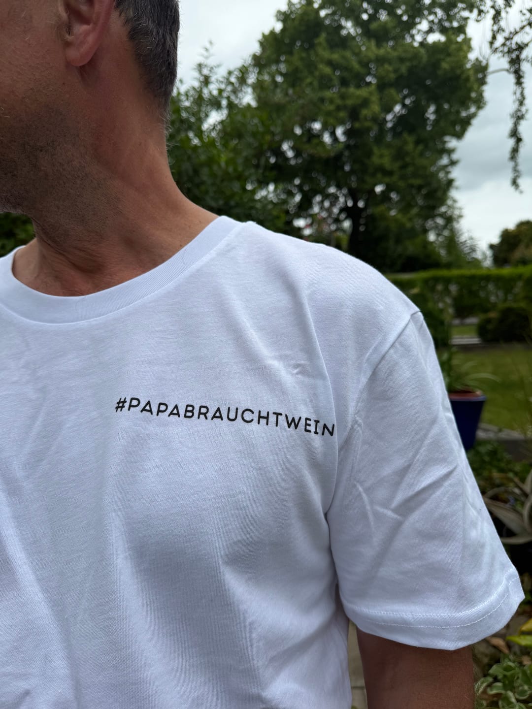 Customer photo review of #papabrauchtwein - Premium Unisex T-Shirt