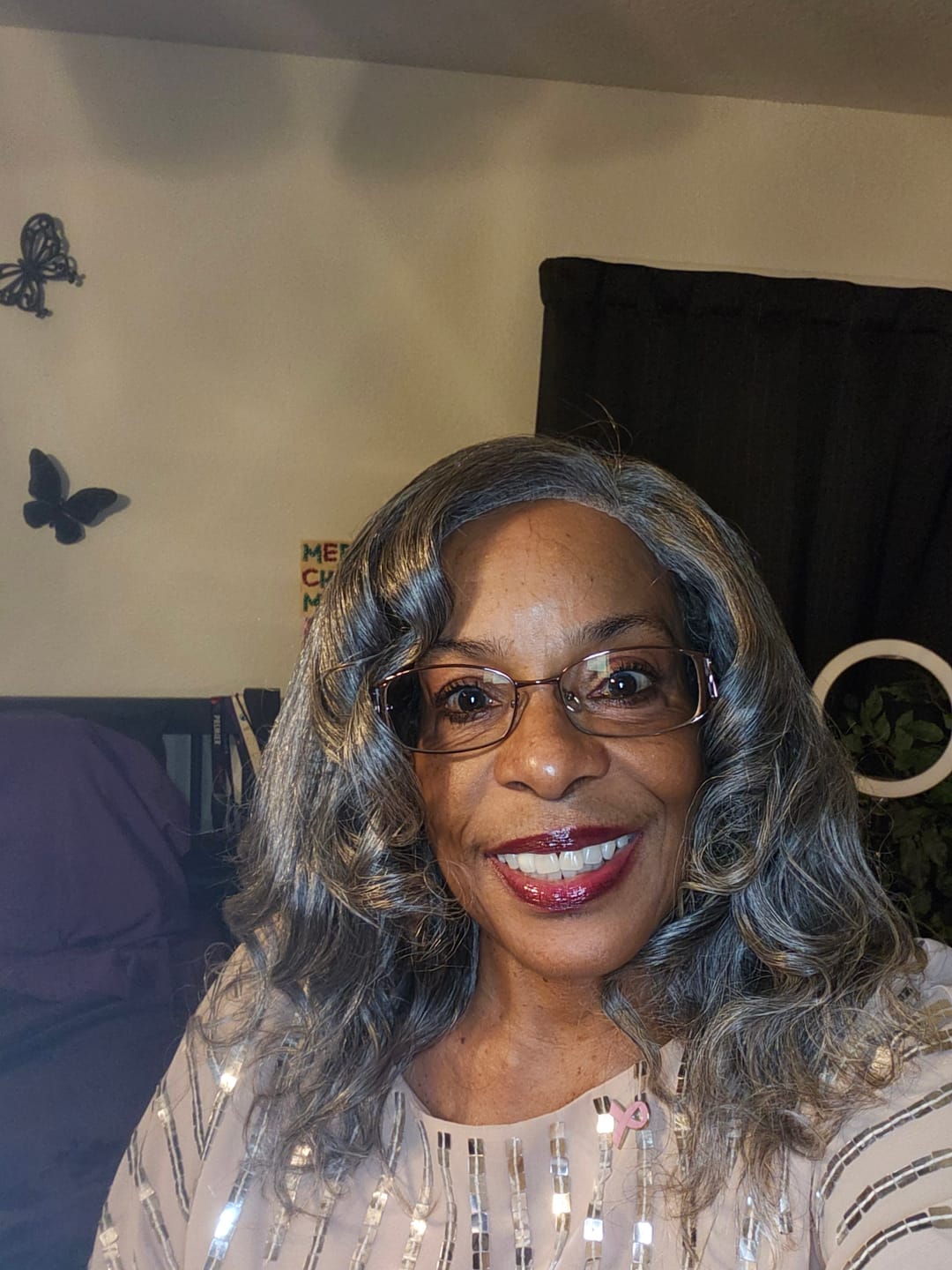 Customer photo review of Luvwin 5x5 Closure Layered Wave Kinky Straight Salt & Pepper Side Parting Glueless Wig
