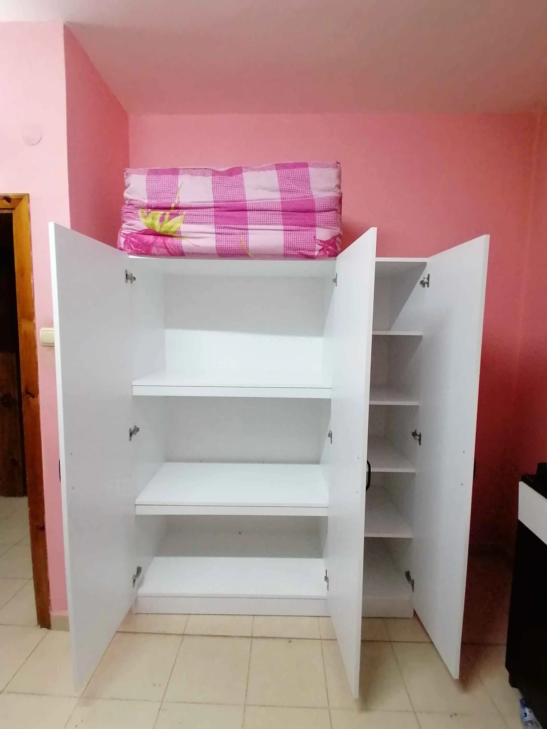 Customer photo review of Rani BA105 Yüklük 3 Kapaklı 8 Raflı Yatak Yorgan Yastık Saklama Dolabı Beyaz