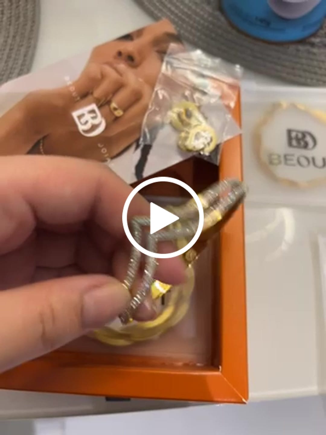 Customer video review of Brincos Glow Banhados em Ouro 18k
