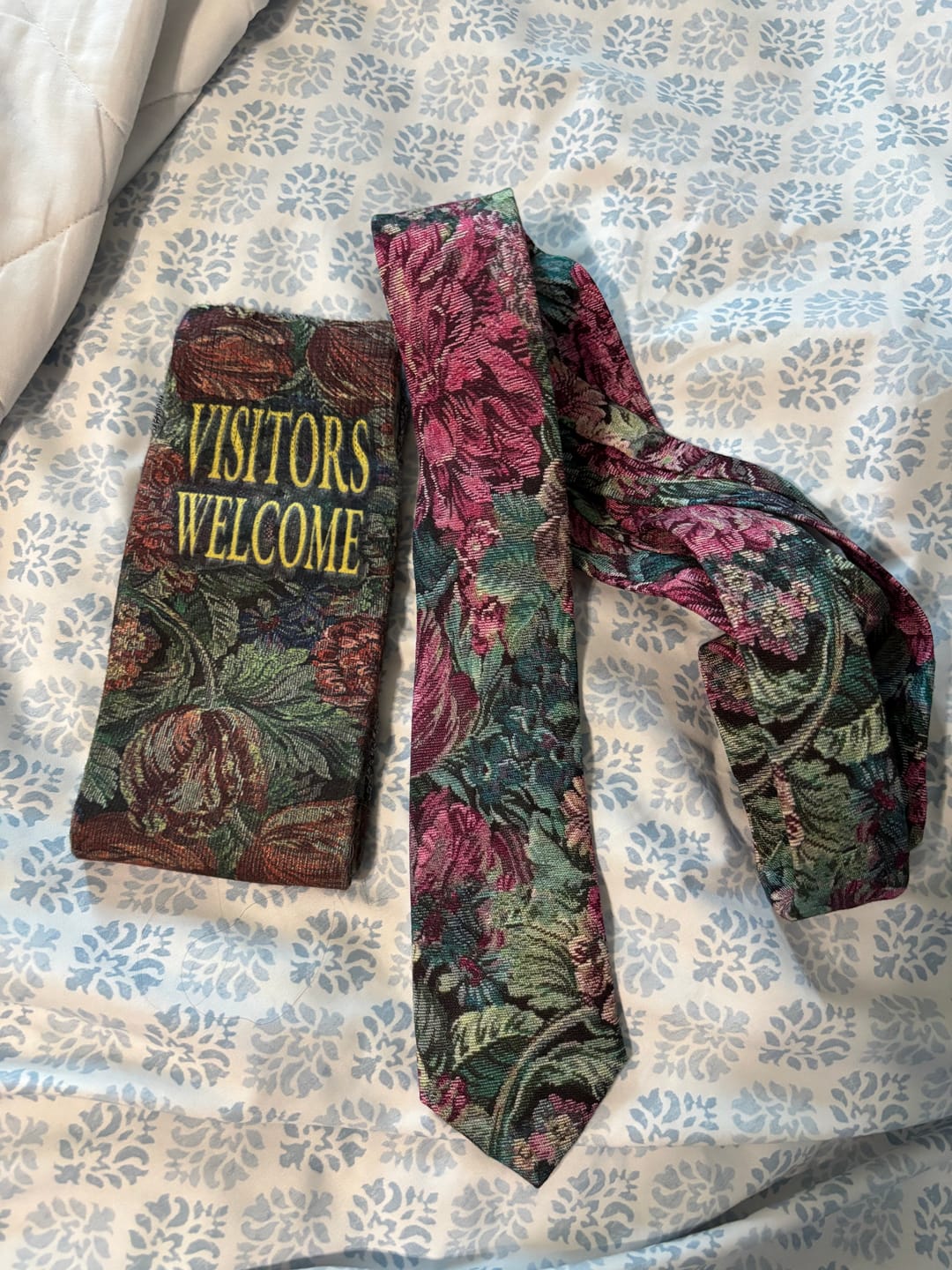 Customer photo review of Foyer Floral Men's Tie