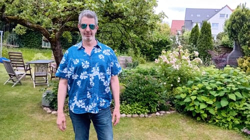 Customer photo review of Chemise boutonnée hawaïenne tropicale bleue à manches courtes pour hommes