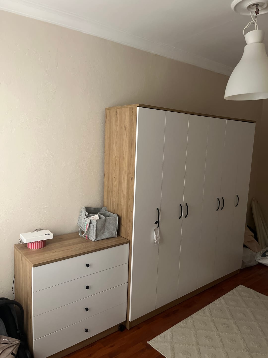 Customer photo review of Rani BA114 Geniş Gardırop Elbise Dolabı 6 Kapaklı 16 Raflı 2 Askılı Sepet Ceviz - Beyaz