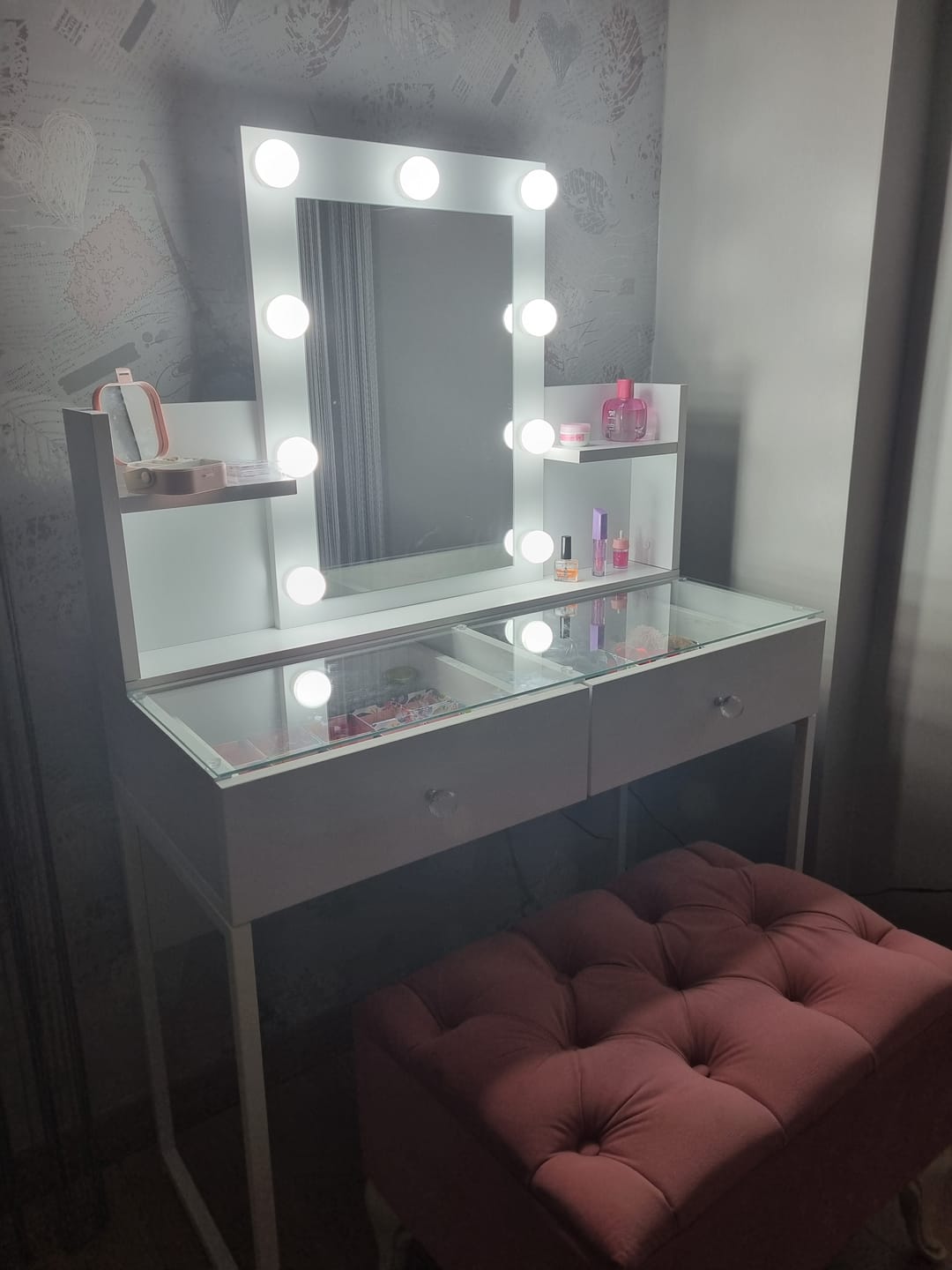 Customer photo review of Rani BJ145 Hollywood Işıklı Aynalı Kulis Makyaj Masası Cam Tablalı 2 Çekmeceli Takı Düzenleyici Beyaz