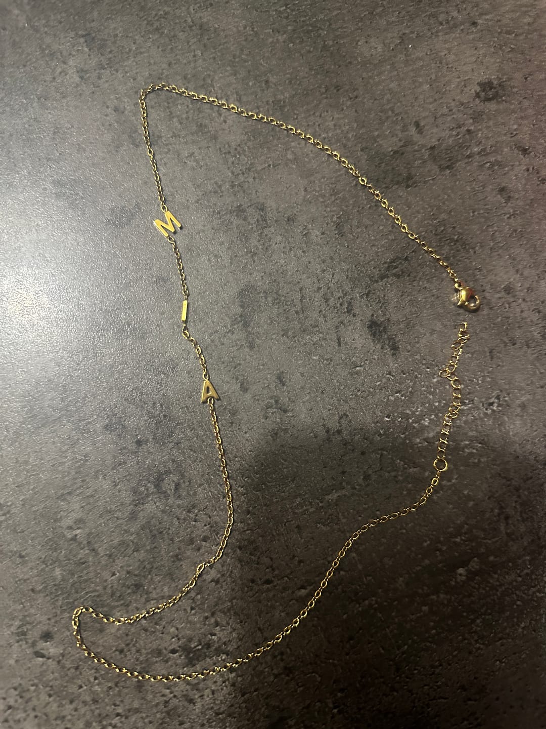 Customer photo review of Personalizovaný náhrdelník s ležatým iniciálem