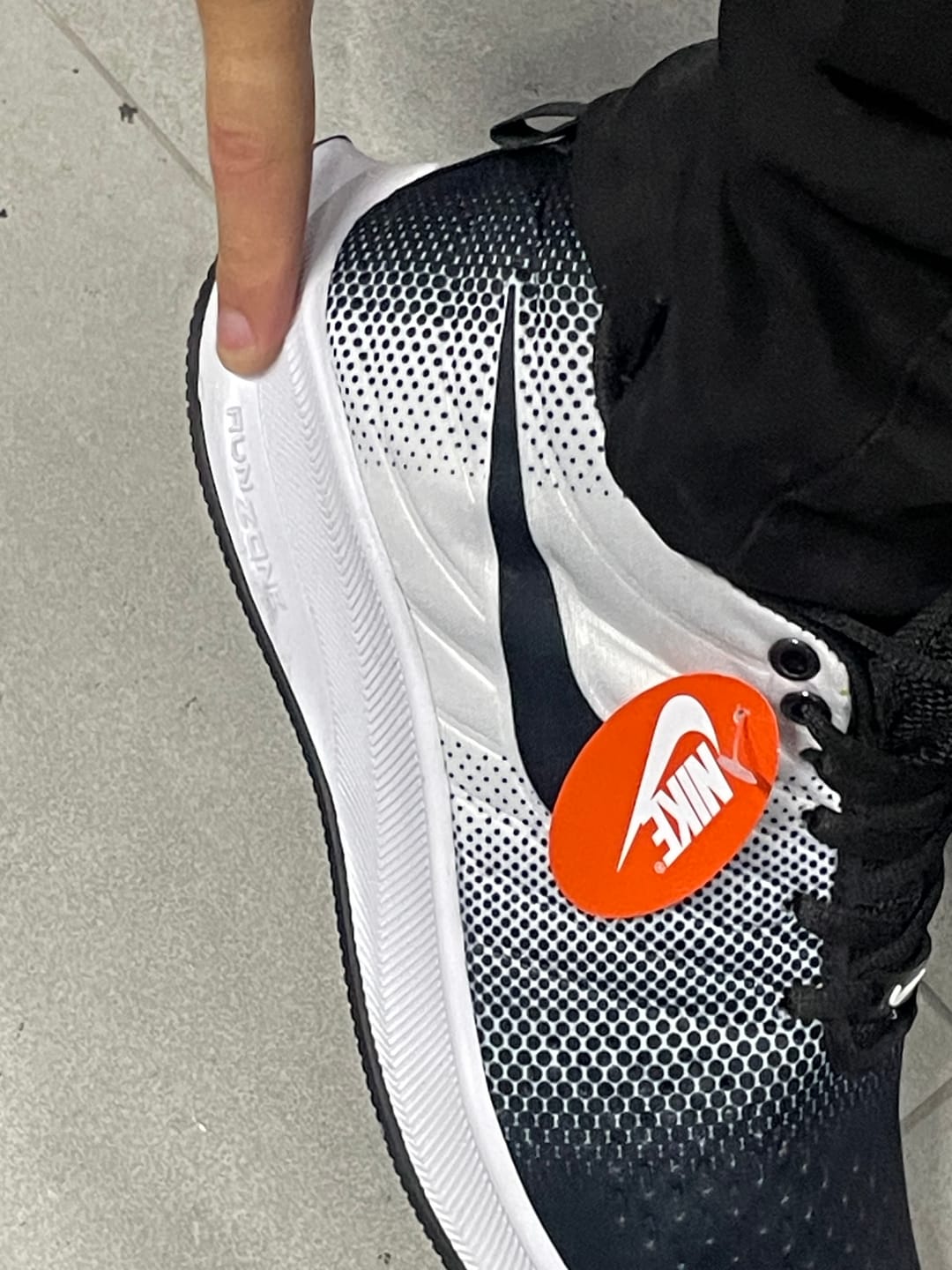 Customer photo review of Tenis 012 Negro Blanco Negro