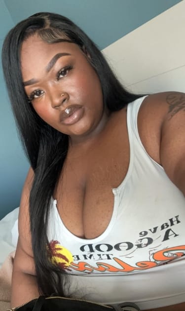 Customer photo review of MORE FACE 13x6 Lace Frontal Wig Preplucked Straight Human Hair Wigs With Baby Hair