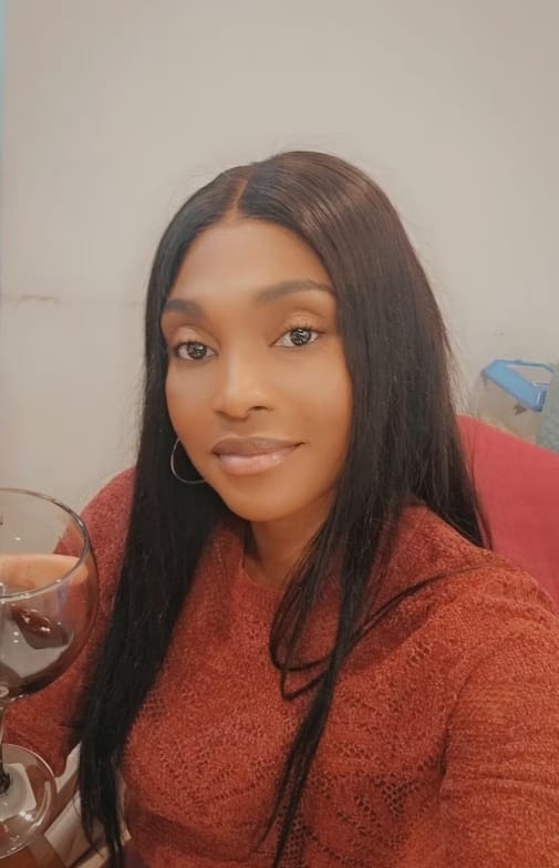 Customer photo review of MORE FACE Pre-bleached Straight Hair Wear Go Glueless Wig 7x5 Pre-cut HD Lace Pre-plucked