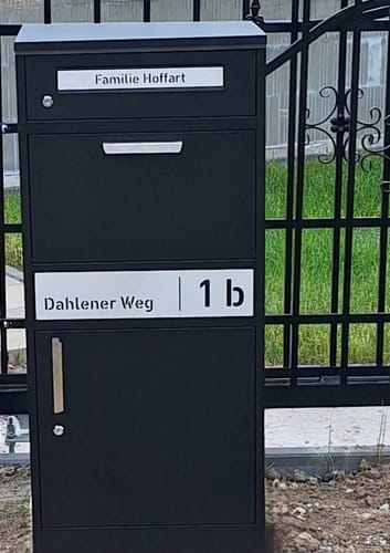 Customer photo review of Paketbox PB1 mit Briefkasten | schwarz (RAL9005) | personalisiert mit Edelstahl-Schild