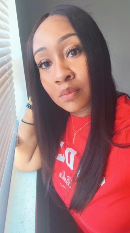 Customer photo review of MORE FACE Pre-bleached Straight Hair Wear Go Glueless Wig 7x5 Pre-cut HD Lace Pre-plucked