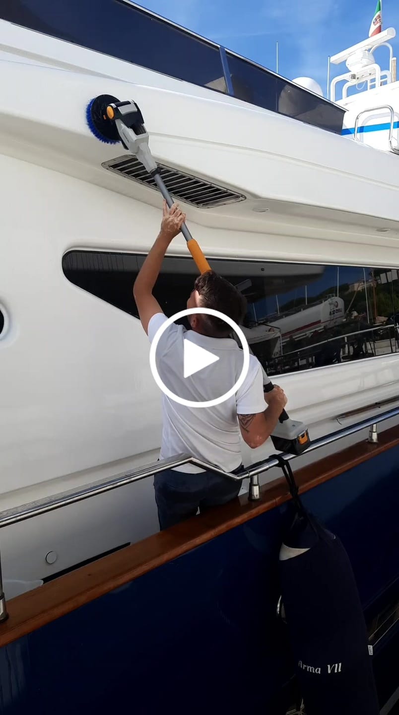 Customer video review of 18V Twin Brush - Cordless Brushless Power Scrubber - Incl. 4.0Ah Battery & Fast Charger + 4 Brushes and Extension Pole