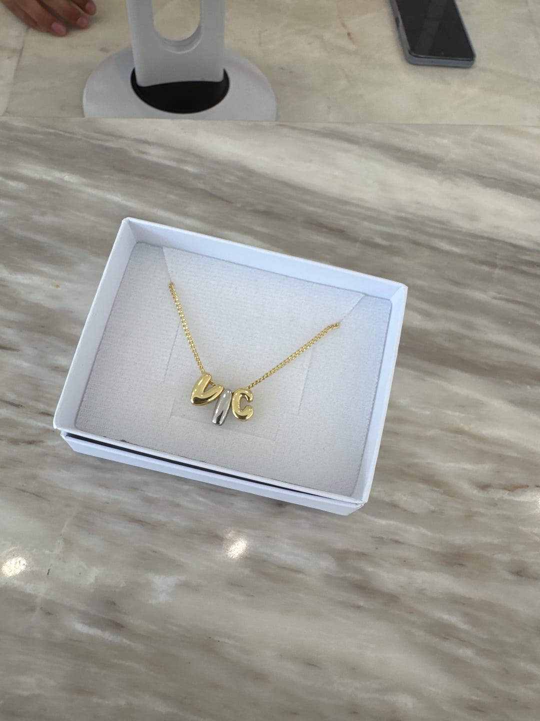 Customer photo review of Personaliza Tu Collar Con Inicial Mini Bubble Combinado