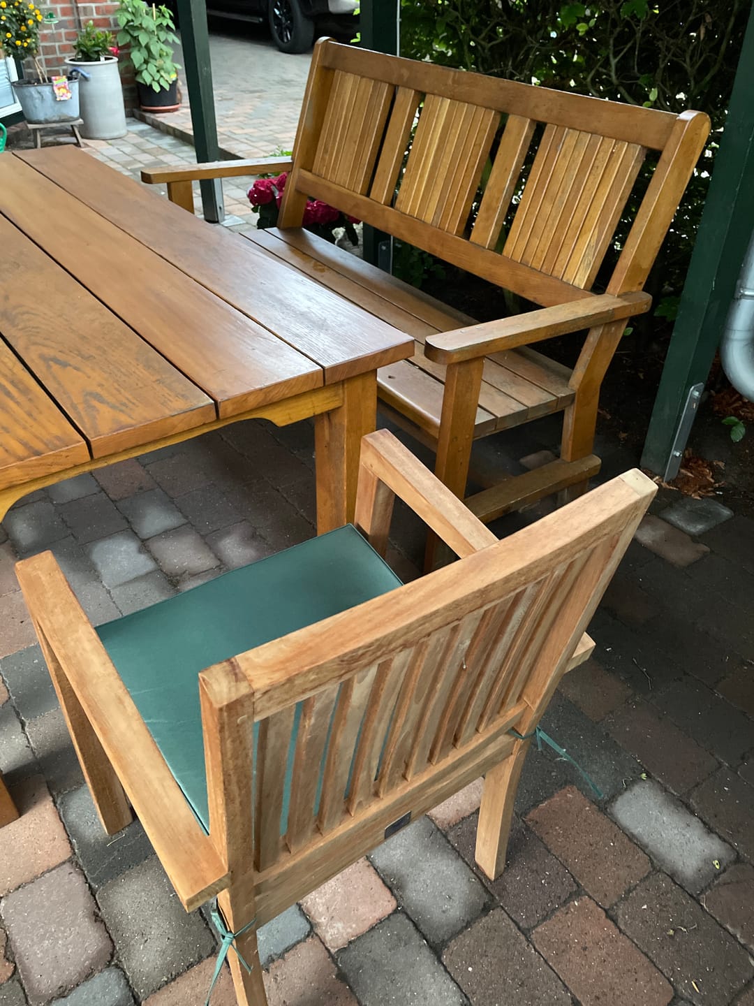 Customer photo review of 4 x Henley Teak Hartholz Stapelstühle und Kissen.
