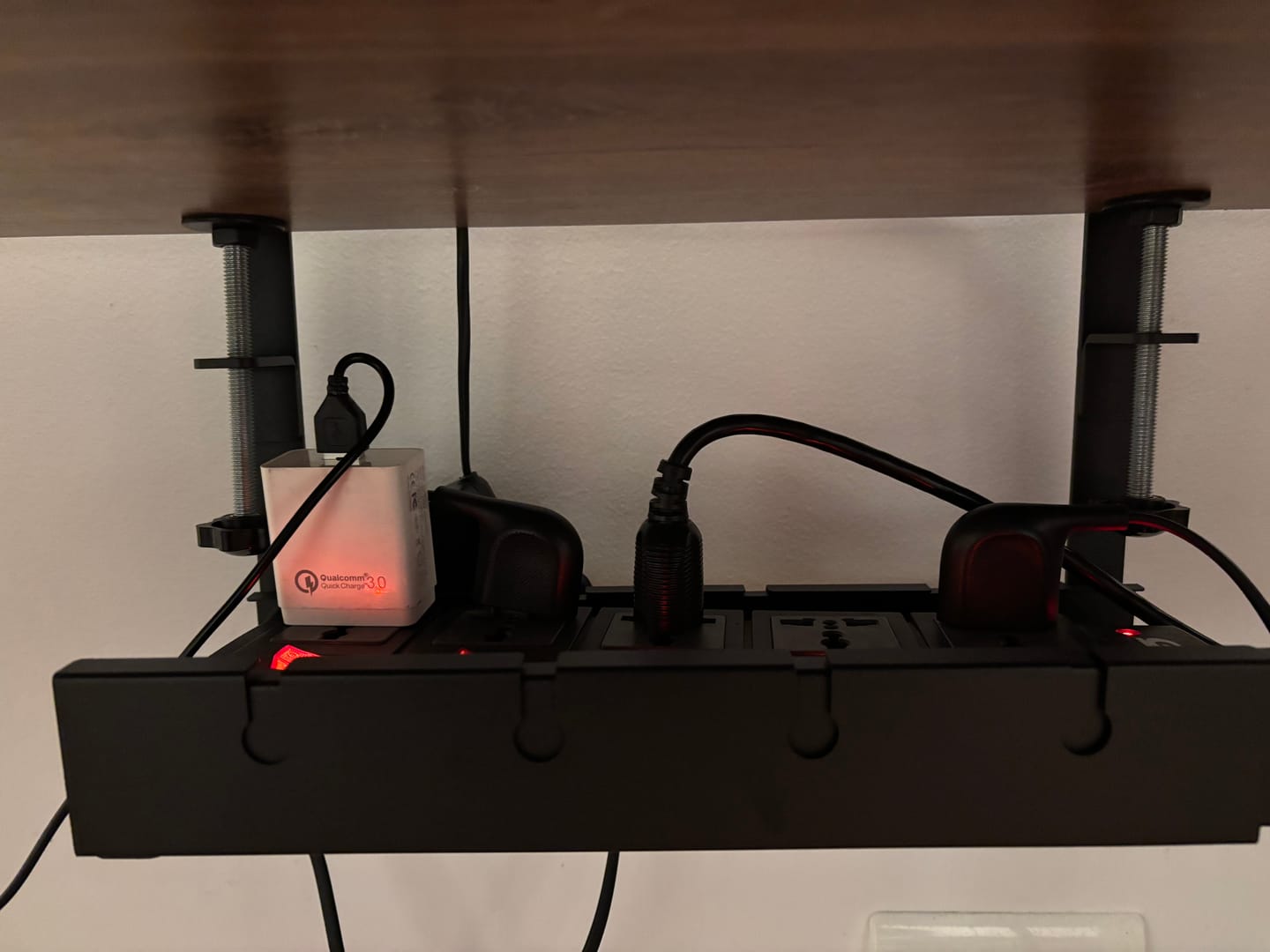 Customer photo review of Bandeja Ajustable para Organización de Cables Bajo Escritorio