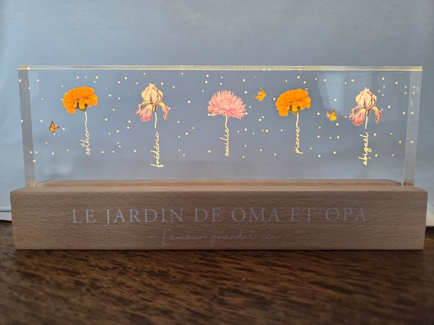 Customer photo review of Le Jardin de Mamie - Plaque LED acrylique personnalisée avec fleurs pour Maman et Mamie