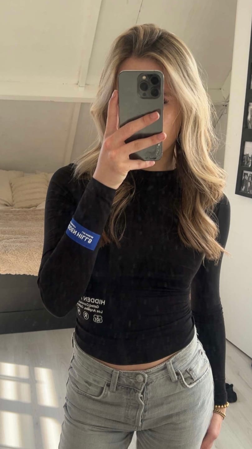 Customer photo review of LABEL LONGSLEEVE TOP BLACK