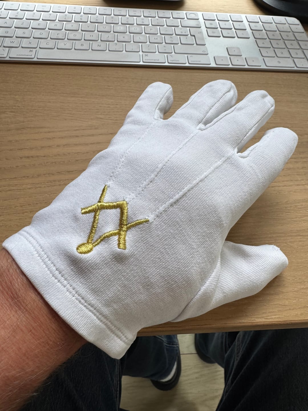 Customer photo review of Gants Blancs Maçonniques Équerre Compas or