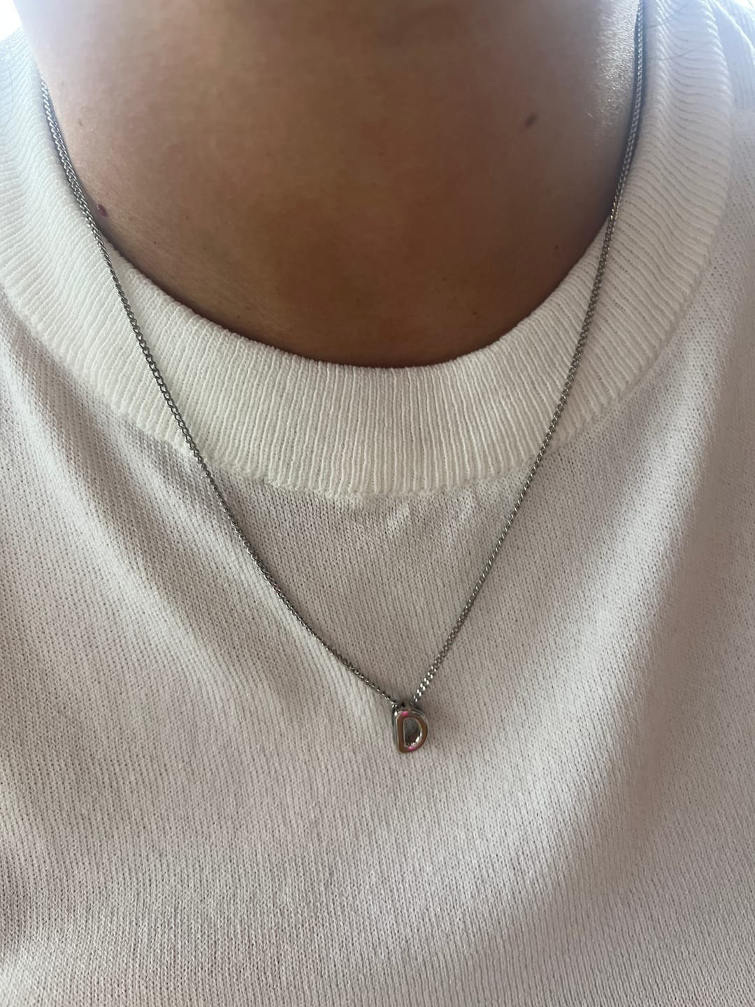 Customer photo review of Collar Plateado Mini Inicial Bubble