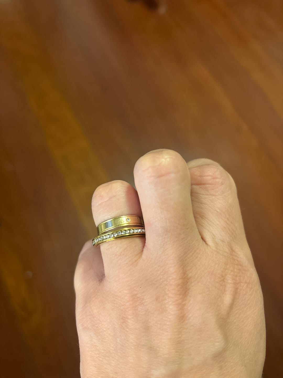 Customer photo review of Anel Brilhante Rotativo Banhado em Ouro 18k