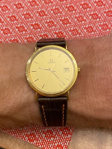 Customer review photo of a brown crocodile leather watch strap