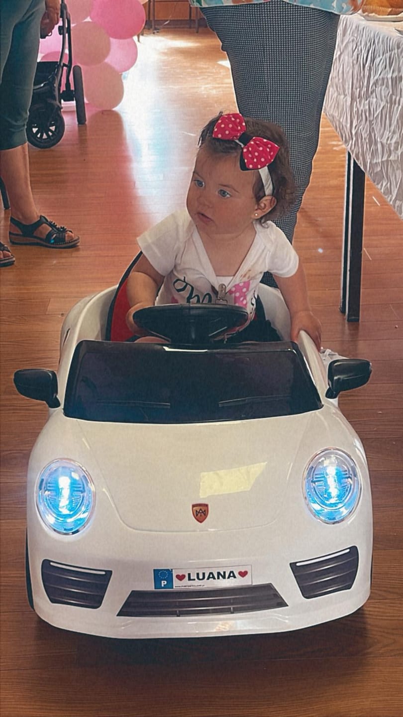 Customer photo review of Carro Elétrico para Criança FUNDRIVE 12v Branco c/ RODAS DE BORRACHA & ASSENTO EM PELE