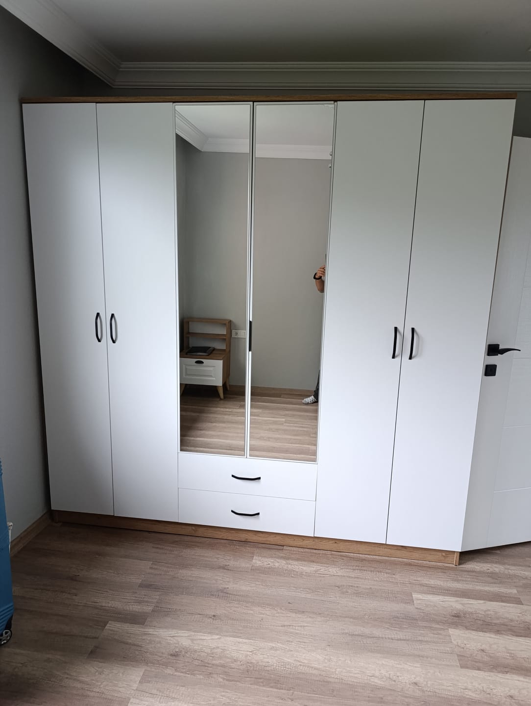 Customer photo review of Rani BA130 Geniş Gardırop Elbise Dolabı Aynalı Kapaklı 2 Çekmeceli 5 Raflı 3 Askılı Sepet Ceviz - Beyaz