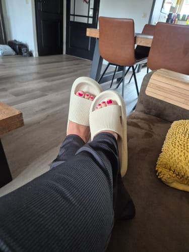 Customer photo review of HappyFlops