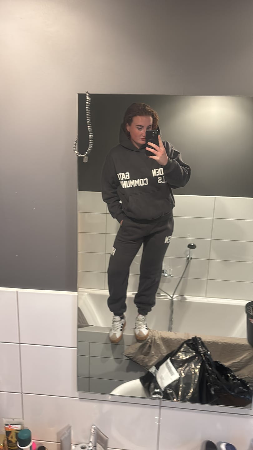 Customer photo review of GATED COMMUNITY SWEATPANTS DARK GREY