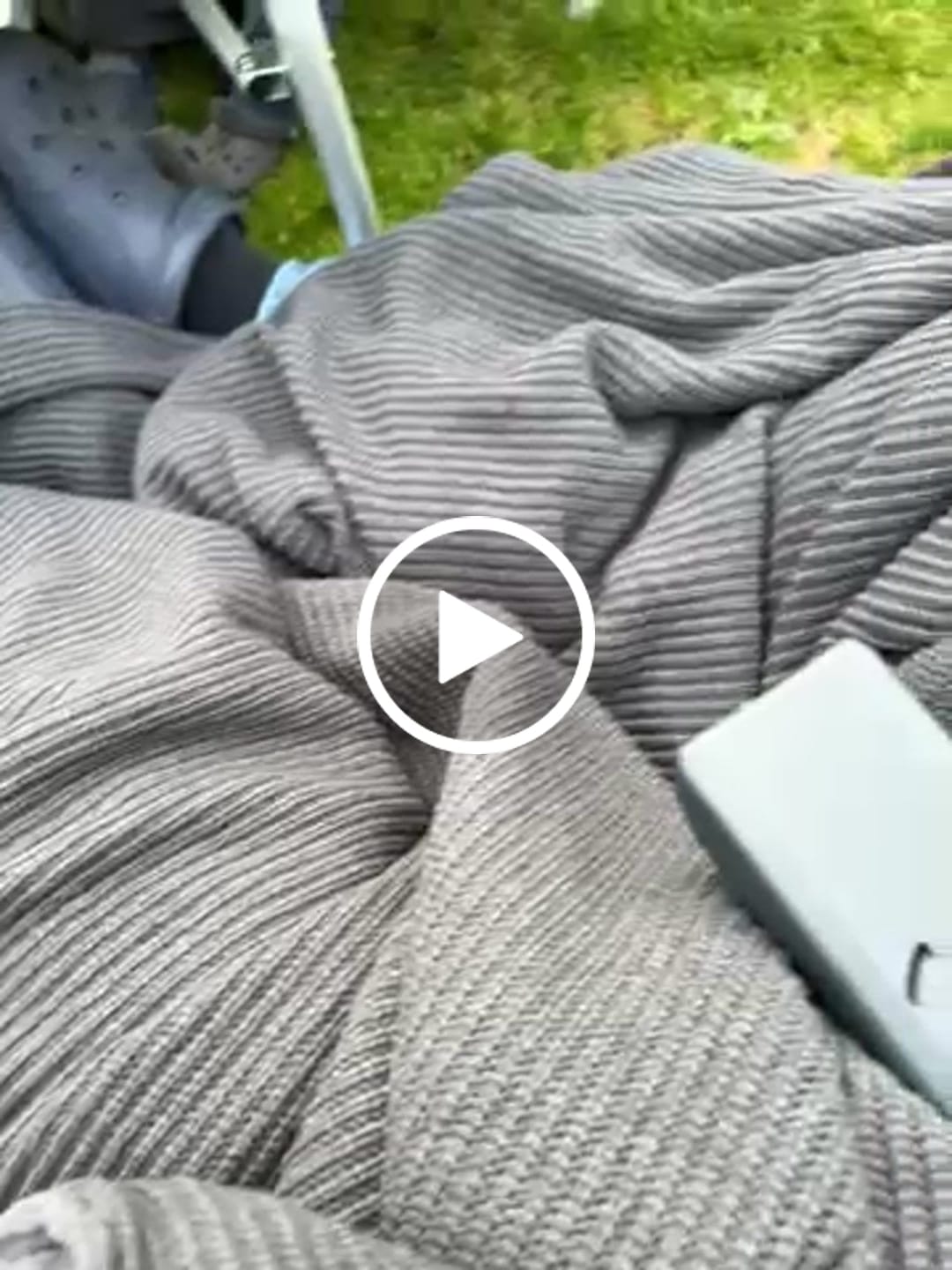 Customer video review of Kuscheldecke • Strick • Dunkelgrau