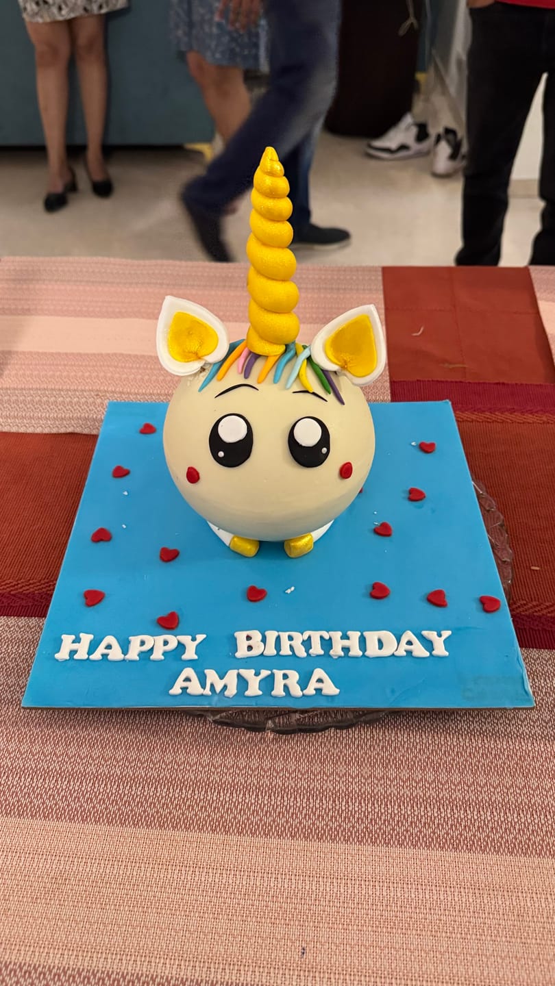 Customer photo review of Unicorn Round Pinata Cake