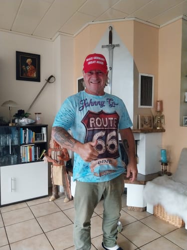 Customer photo review of "Make Germany Great Again"  rote Baseballkappe mit weißer Schrift, Fahne in schwarz-weiß-rot