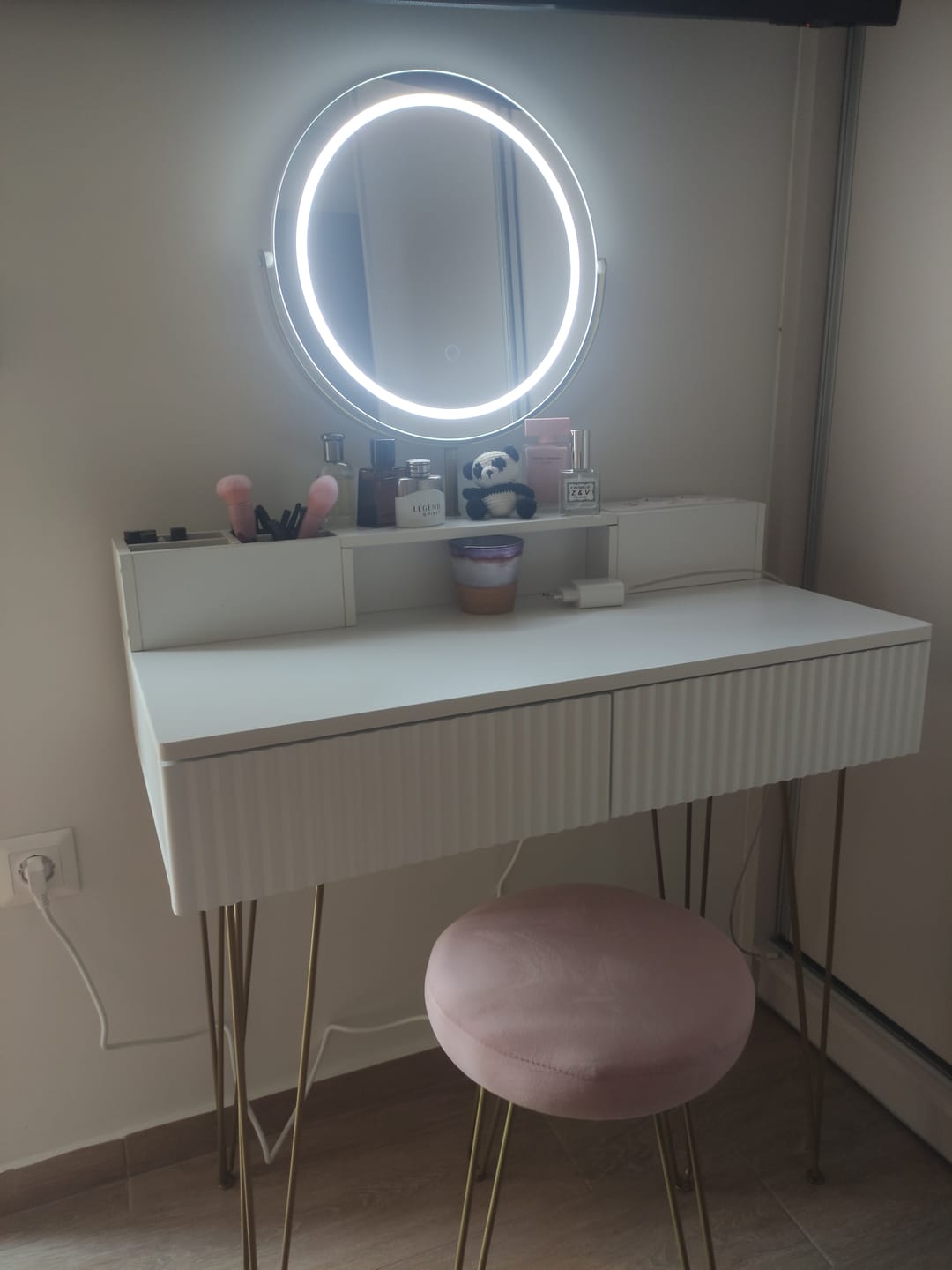 Customer photo review of Τραπέζι Μπουντουάρ Μακιγιάζ Tουαλέτας Με Σκαμπό Κρεβατοκάμαρας Καθρέφτης Αφής Ρυθμιζόμενης Φωτεινότητας με πρίζες USB RV-T019W01