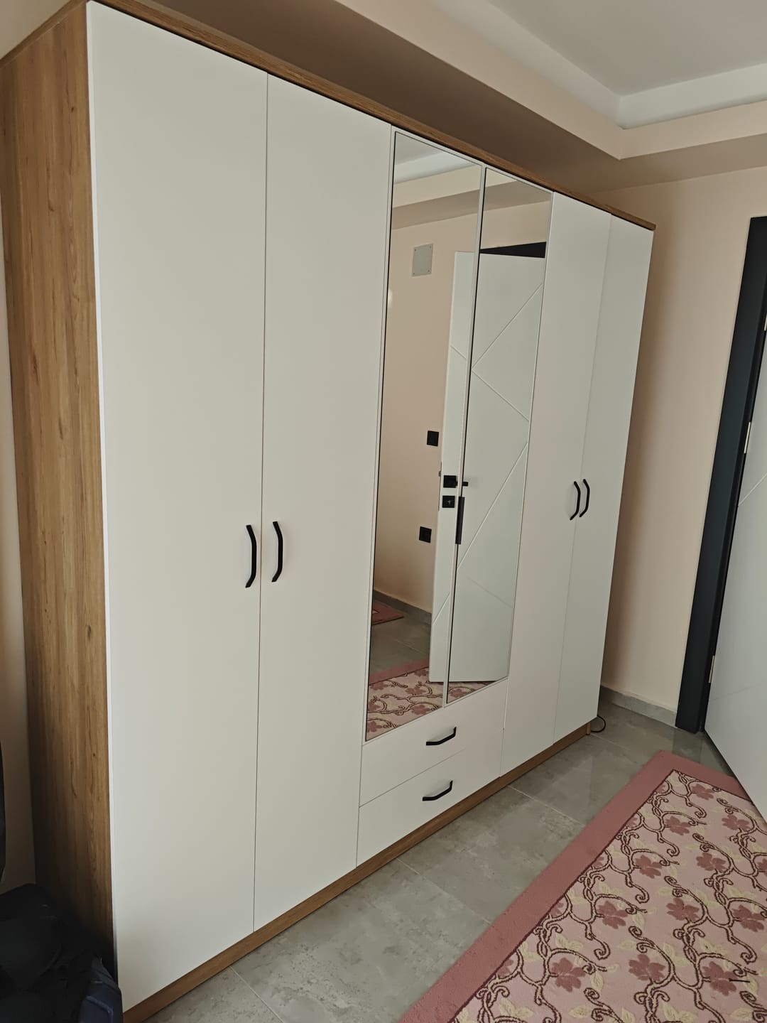 Customer photo review of Rani BA130 Geniş Gardırop Elbise Dolabı Aynalı Kapaklı 2 Çekmeceli 5 Raflı 3 Askılı Sepet Ceviz - Beyaz