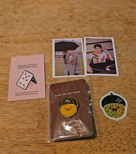Customer photo review of [PREORDER] Hobi Acorn Customizable Pin