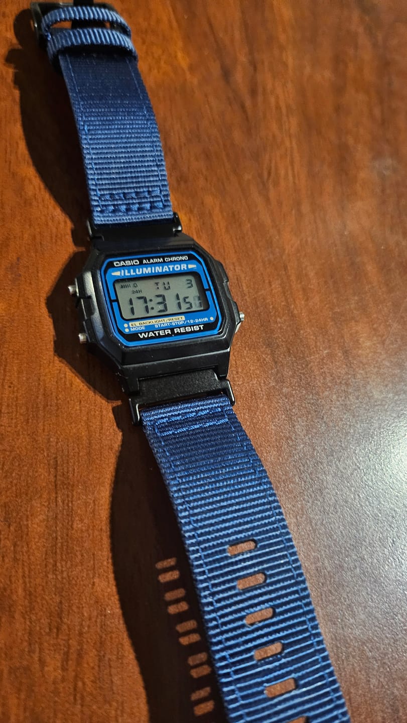 Customer photo review of Reloj Casio Vintage F-105W-1ADF Azul/Negro Illuminator