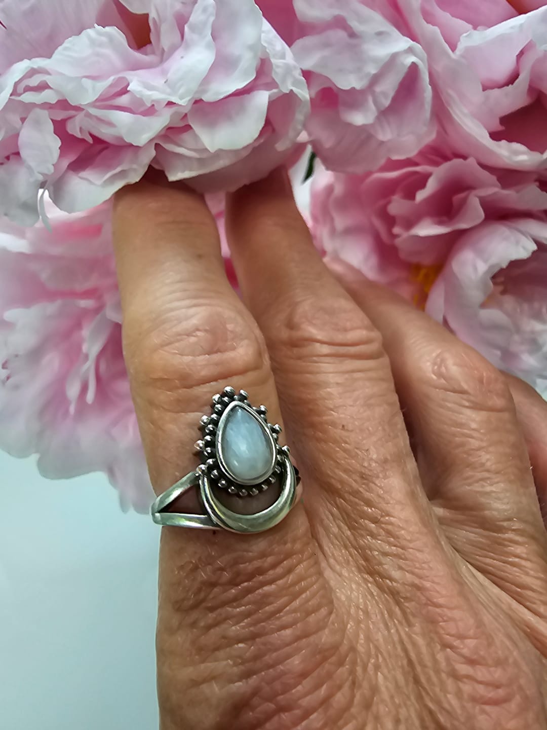 Customer photo review of Bague "Lune Intuitive" en Pierre de Lune & Argent