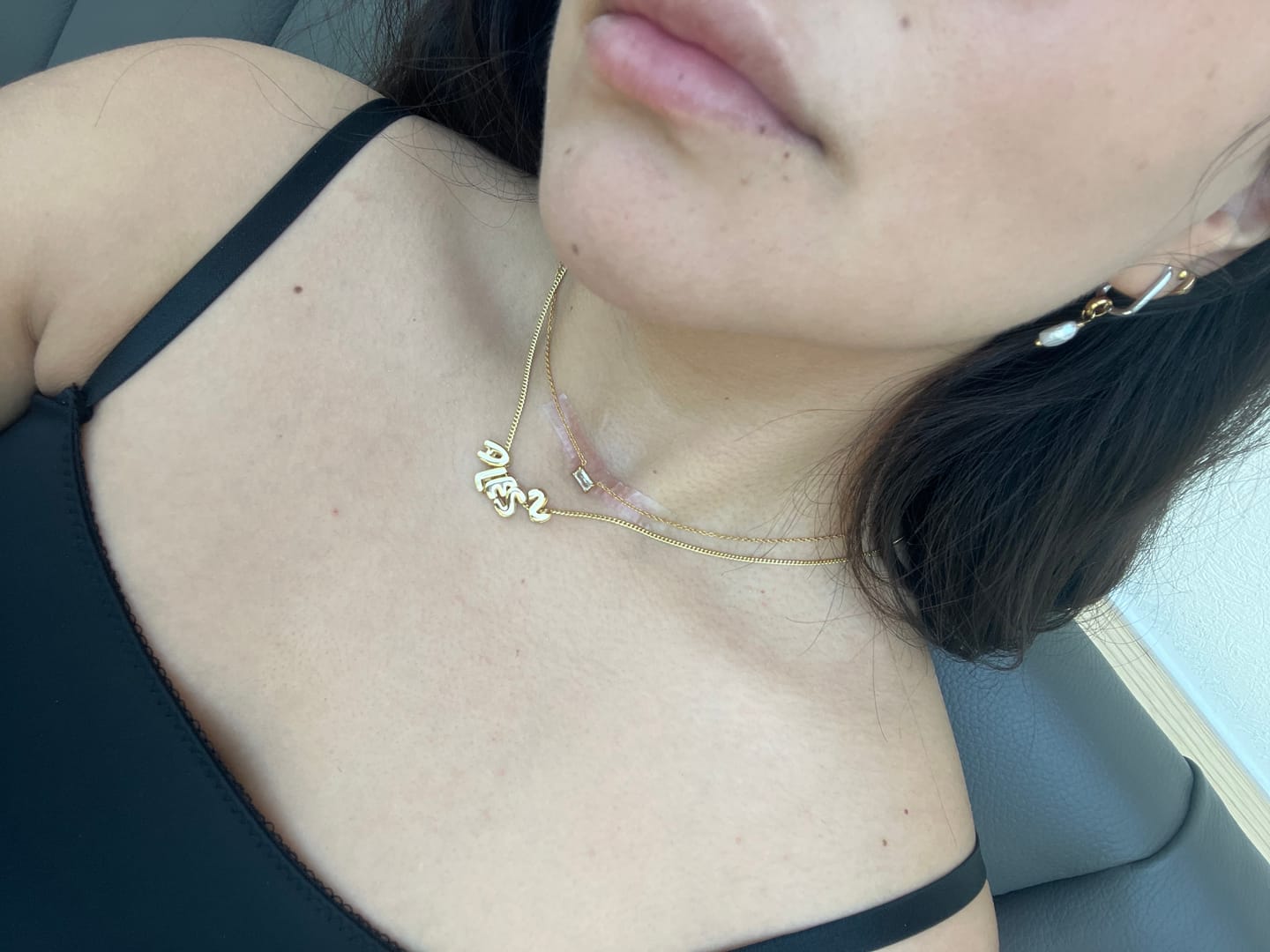 Customer photo review of Personaliza Tu Collar Con Inicial Mini Bubble Combinado