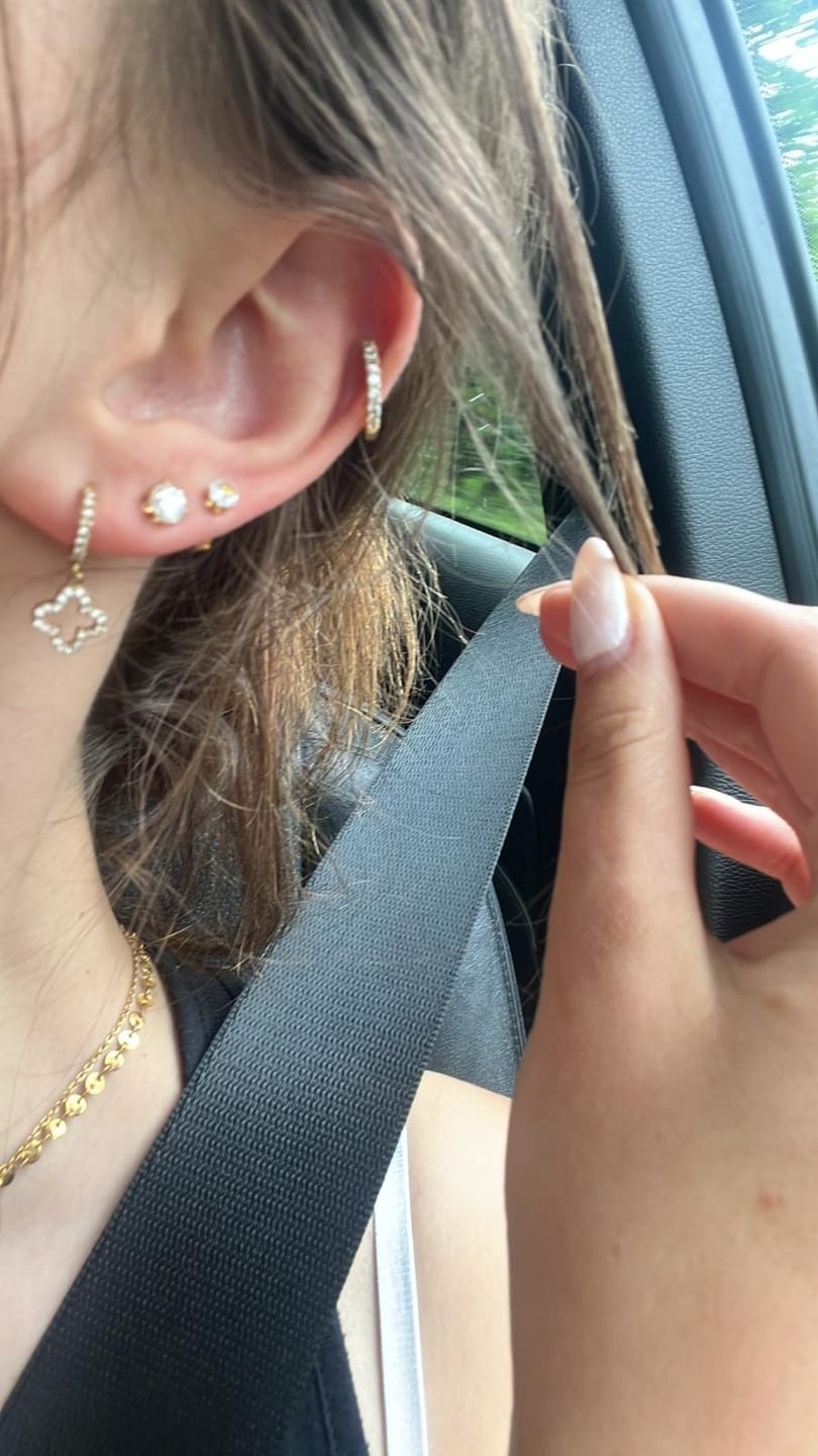 Customer photo review of Round Dainty Ohrstecker Set 18K Vergoldet