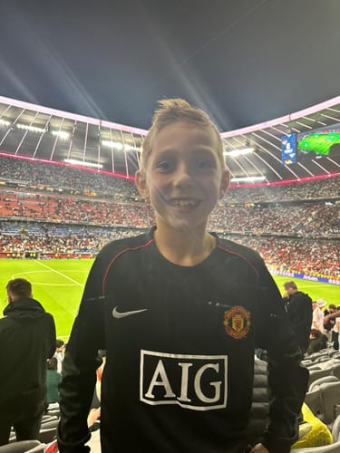 Customer photo review of Cristiano Ronaldo CR7 Manchester United Champions League Final Moscow 2008 Retro Red Football Shirt