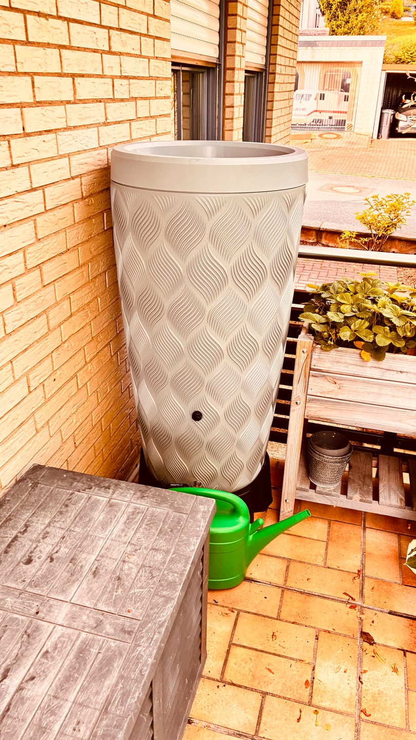 Customer photo review of YourCasa Regentonne 240 Liter [Seabreeze Flower] - Nachhaltige Bewässerung im Garten