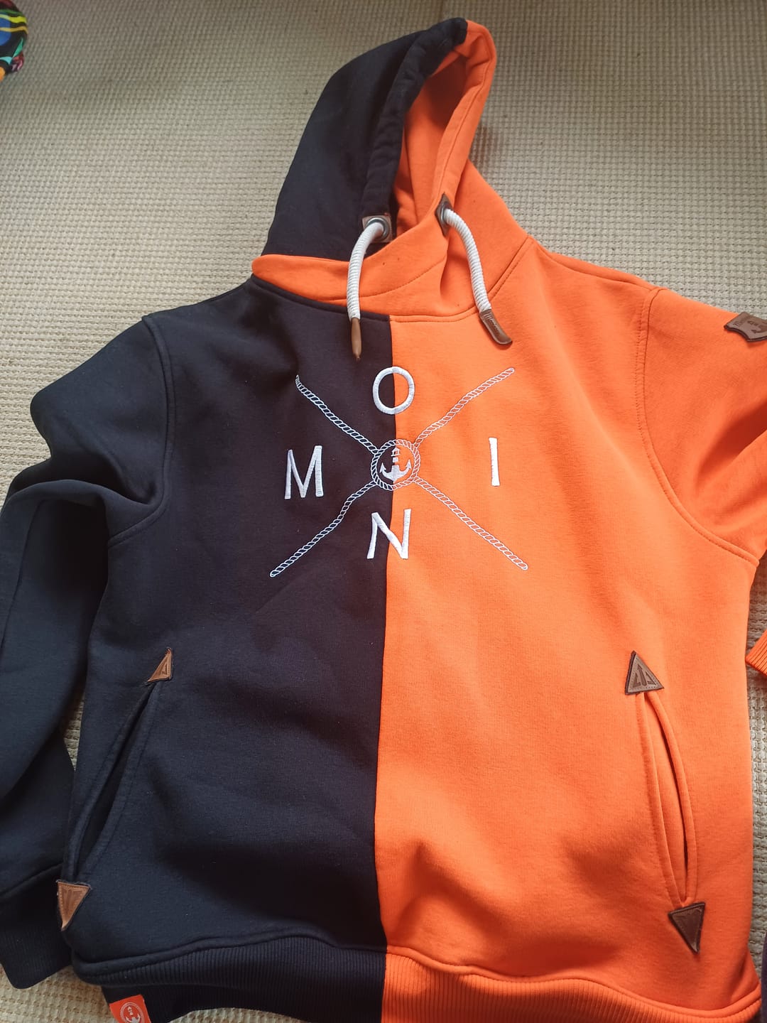 Customer photo review of Moin X Schwarz/Orange (Stick) · Unisex Bio Schalkragen Hoodie