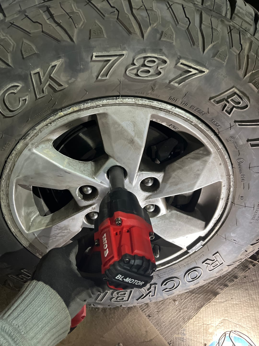 Customer photo review of Pack Llave de Impacto Inalámbrica 1/2 - 850NM BL + Jabón Mecánico 2L