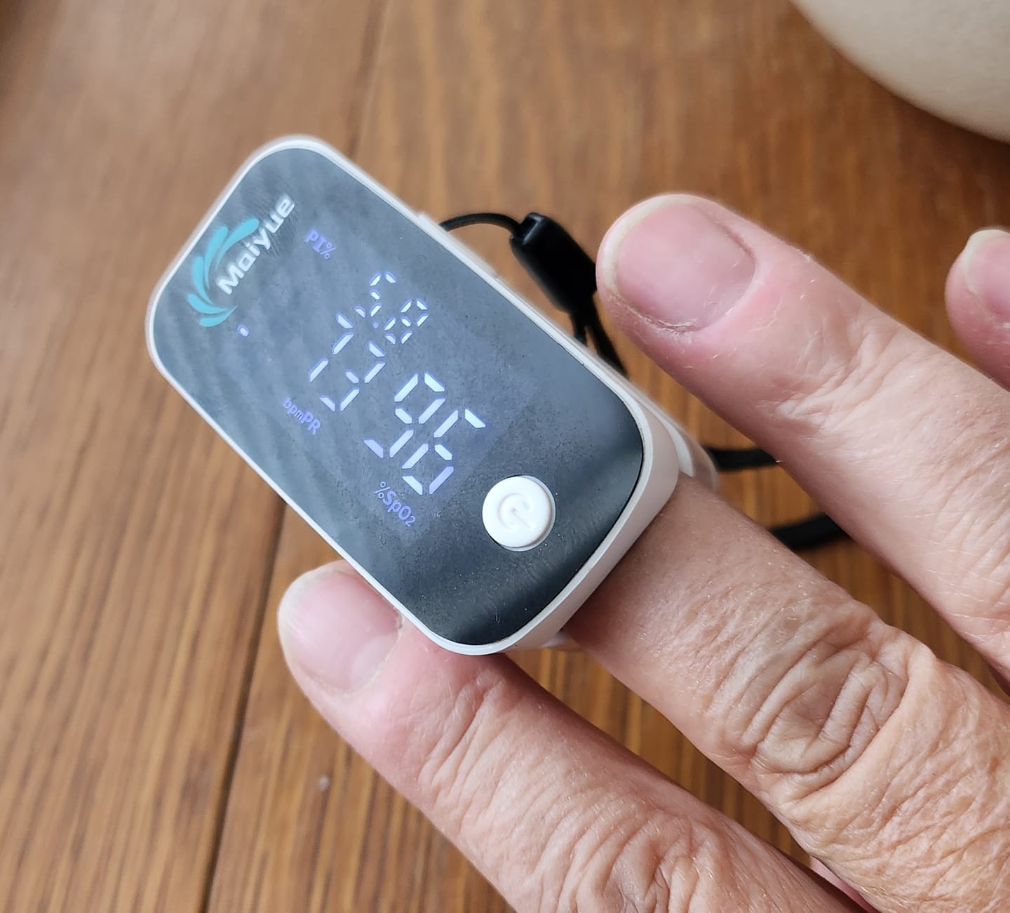 Customer photo review of Saturatiemeter / bloedzuurstofmonitor / saturatiemeter voor vingers / met OLED-display / professioneel en zeer nauwkeurig / ideaal voor gezinnen, ouderen en ziekenhuizen