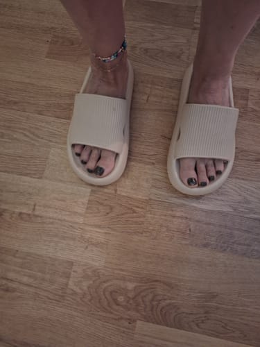 Customer photo review of HappyFlops