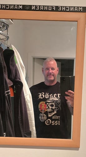 Customer photo review of Böser alter Ossi - Premium T-Shirt