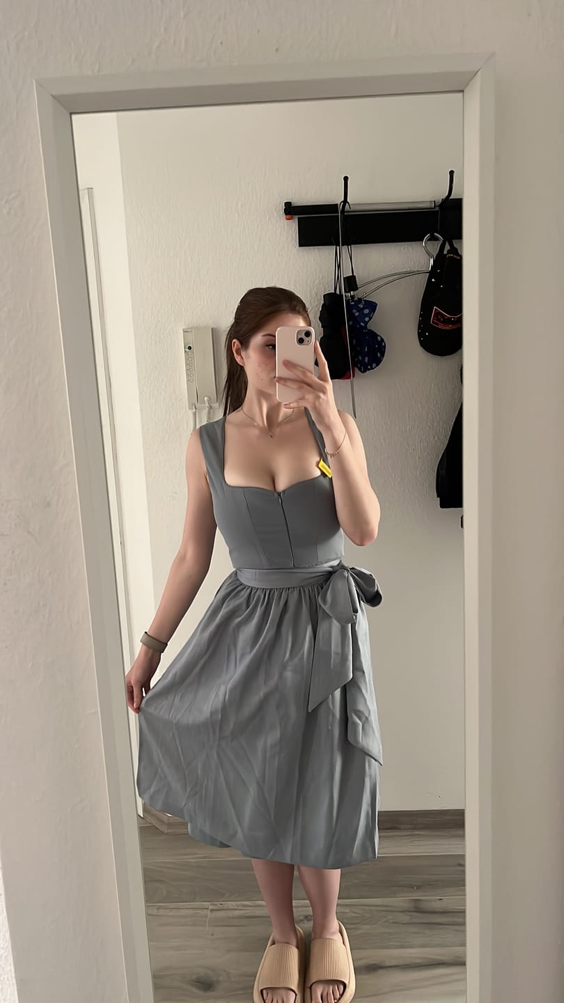 Customer photo review of Damen Blau Reißverschluss Vorne Dirndl