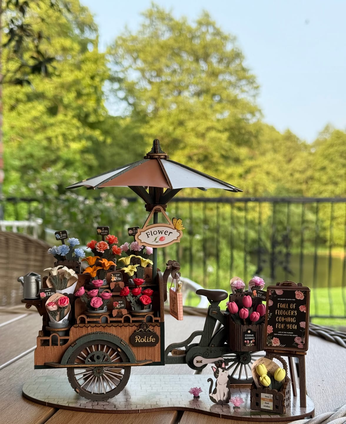 Customer photo review of Gėlių vežimėlis: gerą nuotaiką garantuojanti 3D medinė dėlionė – knygų lentynos dekoracija
