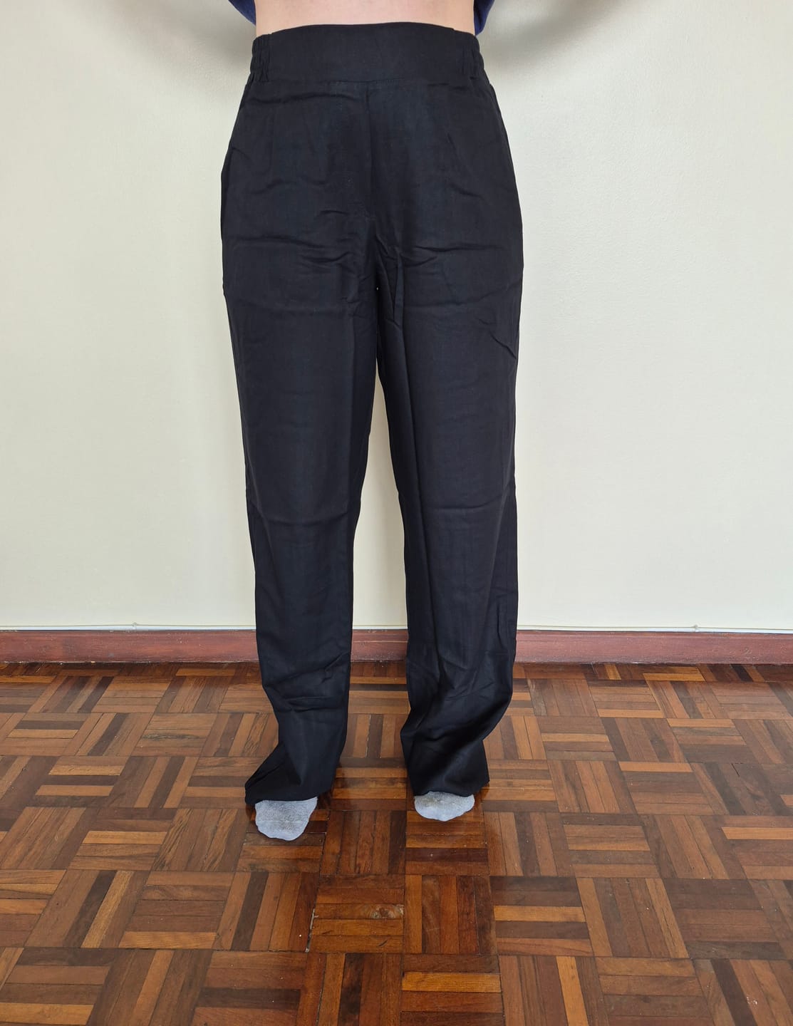 Customer photo review of Calça Reta Petúnia Preta