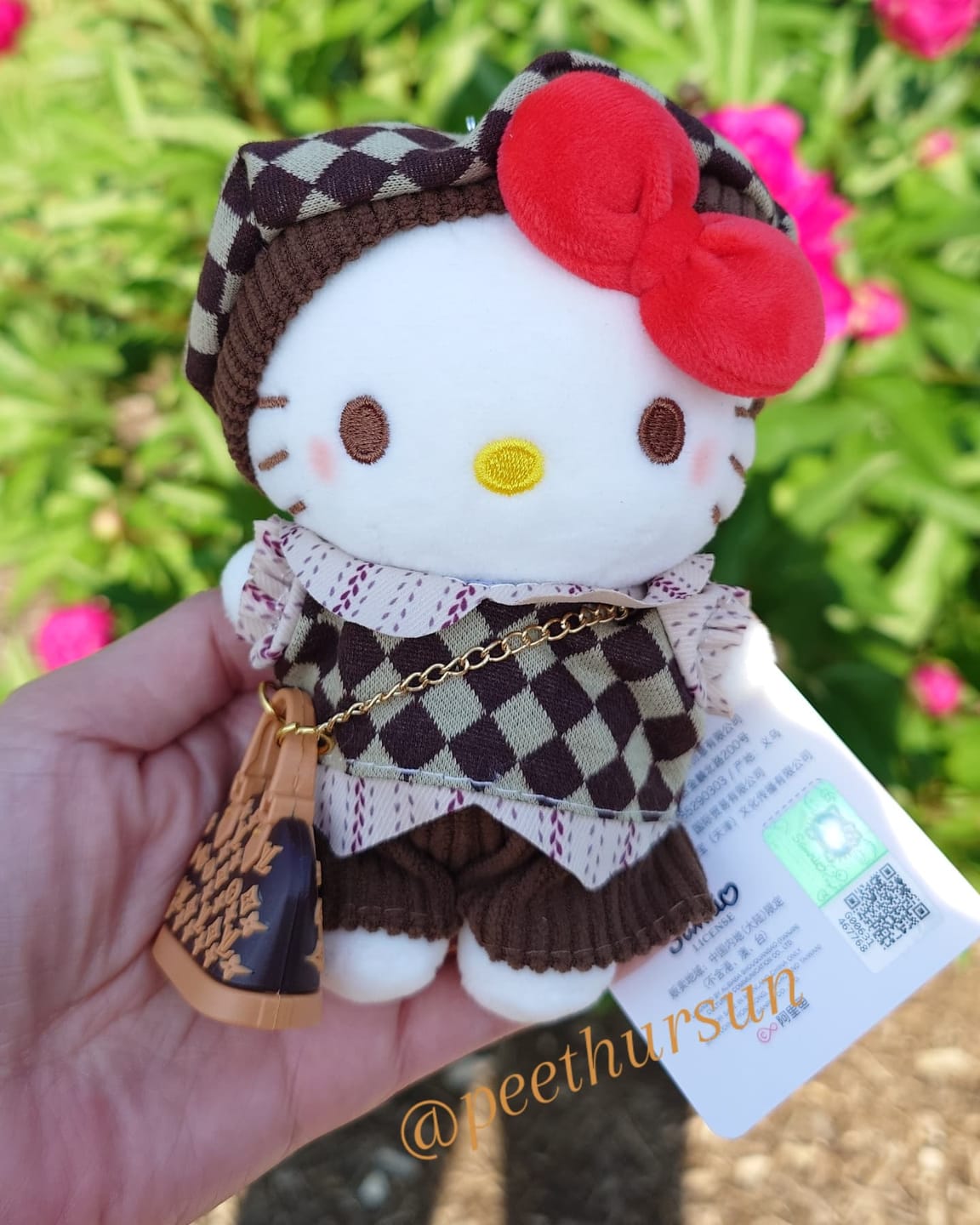 Customer photo review of Hello Kitty Vintage Plushie Keychain